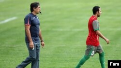 افشین قطبی (سمت چپ) در حال تمرین تیم ملی فوتبال ایران