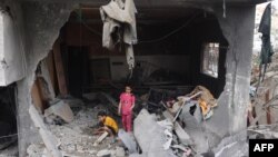 Газанын Нусейрат шаарында талкаланган үйдөгү балдар, 9-июнь, 2024-жыл