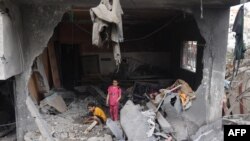 Fëmijët palestinezë kërkojnë nëpër rrënojat e shtëpisë së tyre një ditë pas një operacioni nga forcat izraelite në kampin Nuseirat, në Rripin e Gazës më 9 qershor 2024.