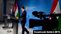 Orbán Viktor miniszterelnök és Gulyás Gergely, a Miniszterelnökséget vezető miniszter a Kormányinfó sajtótájékoztatón a Miniszterelnöki Kabinetiroda sajtótermében 2021. június 10-én.