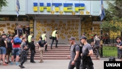 Акція протесту біля телеканалу «Інтер». Київ, 9 травня 2018 року