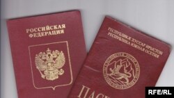 Югоосетинские власти, утверждают журналисты, намеренно раздали паспорта и жителям Чечни, Дагестана, Краснодарского и Ставропольского краев