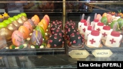 Oferta de Paște pandemic a unei cofetării din Praga – prăjituri sub formă de ouă, de virus și de vaccin. 4 aprilie 2021