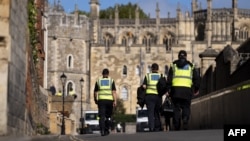 Співробітники поліції долини Темзи проводять обшуки біля Віндзорського замку 12 вересня 2025 року напередодні державного візиту президента США Дональда Трампа 