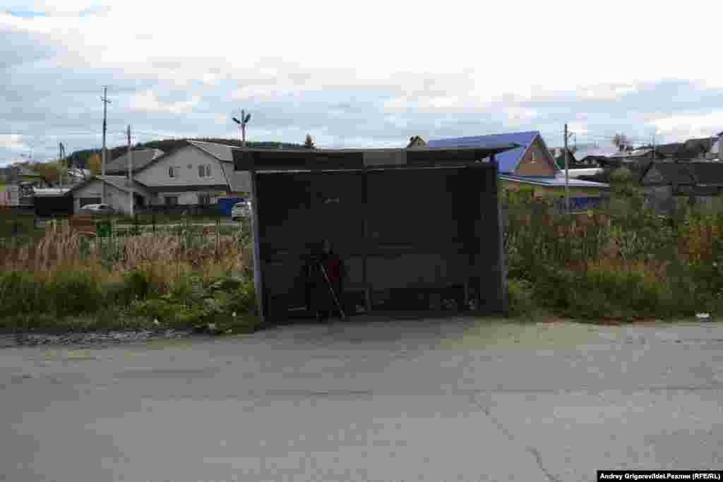 Бабушка ждет единственный автобус на единственной крытой остановке на маршруте, № 9. Маршрут короткий &ndash; до Дербышек, оборачивается за 40 мин.