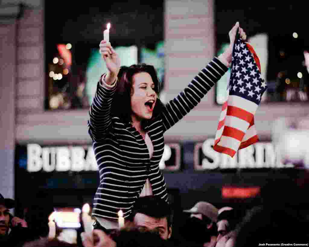 Një banore e Nju-Jorkut feston pas lajmit për vrasjen e Bin Ladenit. Pasi një test ADN-je në kufomën e udhëheqësit të Al Kaidas konfirmoi identitetin e tij, ai u hodh nga forcat amerikane në det, brenda 24 orësh nga vdekja e tij, sipas traditës islamike.