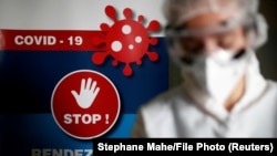 Një punonjëse shëndetësore në Nantes të Francës.