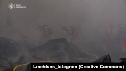 Рятувальники ДСНС гасять пожежу на місці російського удару, Сумщина, 15 травня 2025 року