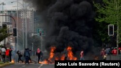 Протестувальниками підпалили зведені на вулицях Сантьяго барикади, Чилі, 20 жовтня 2019 року