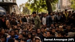 Авганистанци чекаат ред пред банка во Кабул