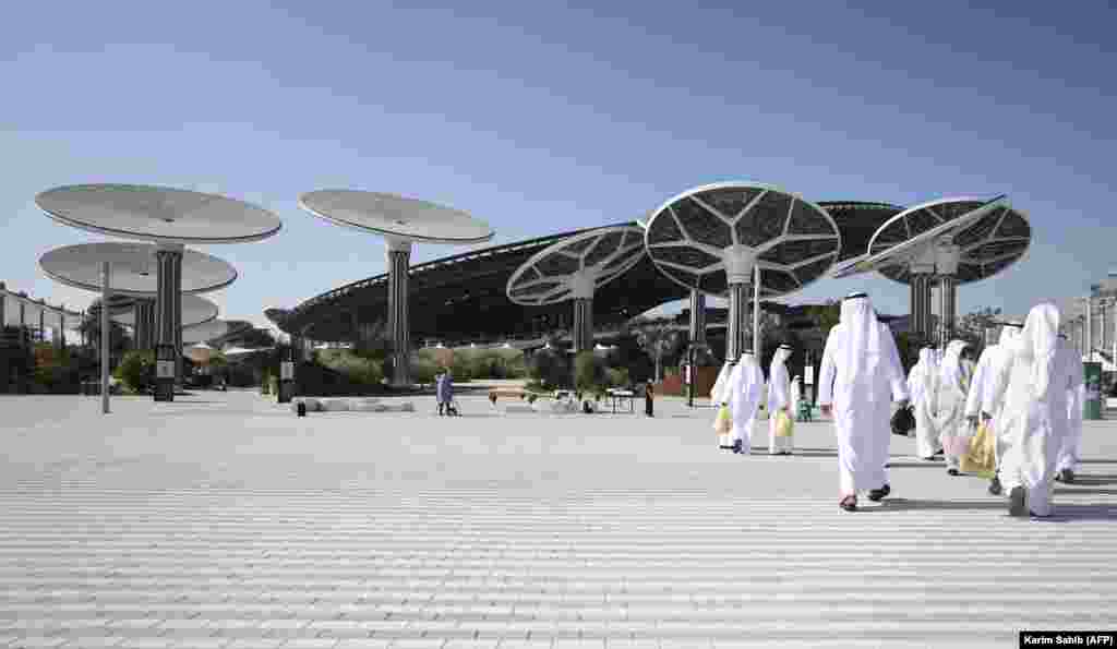 Посетителите во традиционална облека одат кон Павилјонот за одржливост. Повеќе од 190 земји учествуваат на изложбата, која ги прикажува културните и технолошките случувања на одделни земји под широките, донекаде нејасни, теми за &bdquo;можност, мобилност и одржливост&ldquo;. 