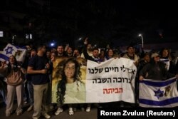 Oameni adunați în fața centrului medical Sheba, din Ramat Gan, lângă Tel Aviv, pentru întâmpinarea celor trei ostatice israeliene eliberate duminică.