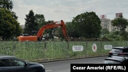 Mai multe utilaje grele lucrează de două zile lucrările în zona Planșeului Unirii din centrul Bucureștiului. Imagine din 11 iunie 2025.