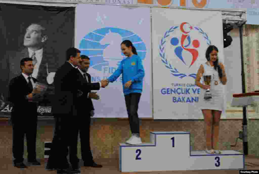 Жансая Абдумалик на пьедестале победителей.