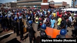 Оппозициялык "Демократиялык өзгөрүүлөр үчүн кыймылынын" жактоочулары менен полиция кызматкерлери. 1-август, 2018-жыл.