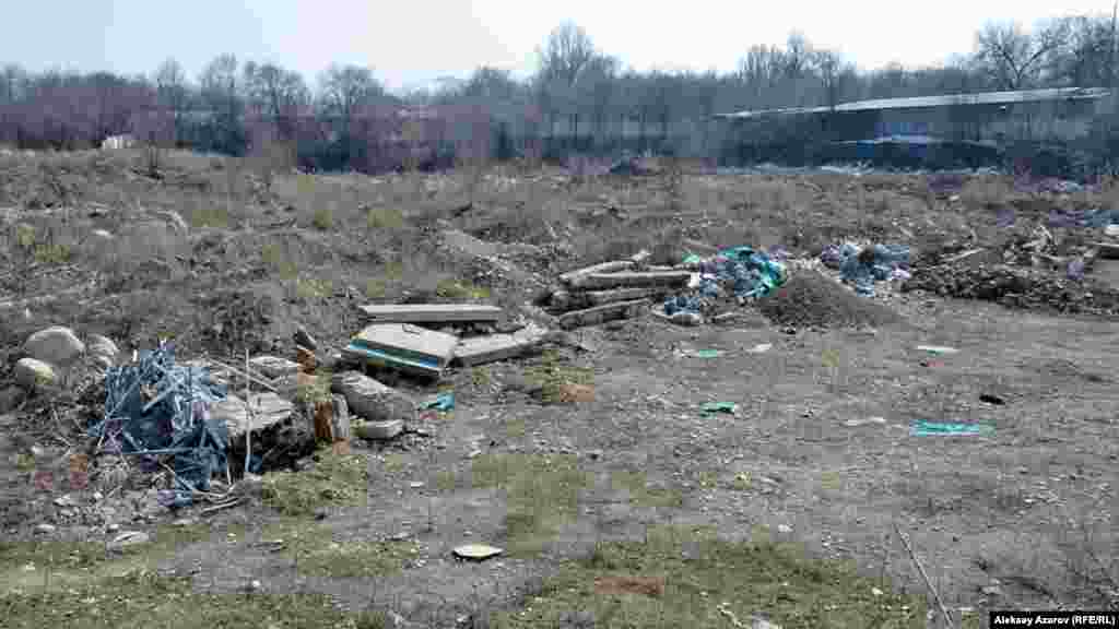 Оңтүстікке қарай сәл жүрсеңіз алдыңыздан қазылған қазаншұңқыр шығады. Оның ішіне құрылыс қалдықтары мен өзге де қоқыстар тасталған. БАҚ ақпараты бойынша, 2008 жылы осы жердің бұрынғы қожайыны мұнда кірпіш зауытын салуды жоспарлапты. Кейін одан бұл жерді сатып алған өзге біреу де осында әлдебір нысан салмақшы болған. Жалға алушылардың бірінің айтуынша, екі жолы да әкімдік әлгілерге құрылыс салуға рұқсат бермеген.