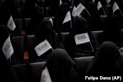 Nők tüntetnek a tálib kormány mellett a kabuli egyetem előadójában, 2021. szeptember 11-én.