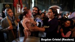 Смерть немовляти, якому було шість тижнів, після того, як його занурили у воду під час хрещення, викликала обурення громадськості в Румунії та призвела до закликів змінити ритуал 