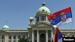 Čini se da je ono što se događa na domaćoj sceni u Srbiji samo refleksija ozbiljne nemoći svetske intelektualne i političke elite