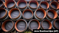 Труби для «Північного потоку-2» в порту «Мукран» у Німеччині чекають на прокладання газогону. Чи вдасться його зупинити?