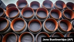 Az Északi Áramlat 2 építkezéséhez érkeznek a vezetékek, Rügen szigetének kikötőjébe, 2020. szeptember 8-án.
