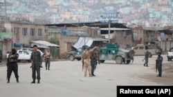 Афганські силовики поблизу захопленого храму, Кабул, 25 березня 2020 року