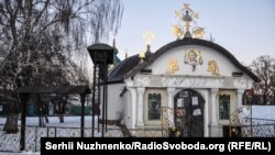 Так звана «каплиця» УПЦ (Московського патріархату), незаконно збудована біля фундаменту Десятинної церкви на території Національного музею історії України. Київ, 1 лютого 2018 року