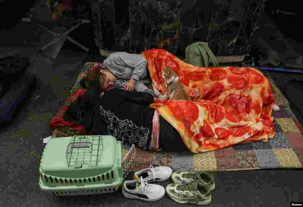 Ukrainas duke fjetur gjatë strehimit në metro, më 12 korrik.