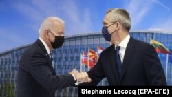 Президент Джо Байден (л) та Генеральний секретар НАТО Єнс Столтенберг вітаються під час саміту НАТО в штаб-квартирі Організації Північноатлантичного договору (НАТО) у Брюсселі, 14 червня 2021 року