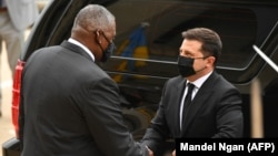 Міністр оборони США Ллойд Остін вітає президента України Володимира Зеленського у Пентагоні. Вашингтон, 31 серпня 2021 року