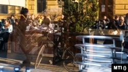 Vendégek ülnek egy étterem teraszán Nyíregyháza belvárosában, 2021. április 24-én