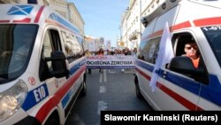 Az egészségügyi dolgozók tüntetésének első napja Varsóban 2021. szeptember 11-én