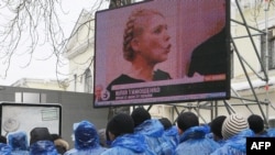 Прихильники Пртії регіонів слухають виступ Юлії Тимошенко у Вищому адміністративному суді. Київ, 19 лютого 2010 року