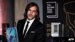 آقای لینج که بخشی از رمان «آواز پیامبر» را در دوران قرنطینه کرونا نوشت