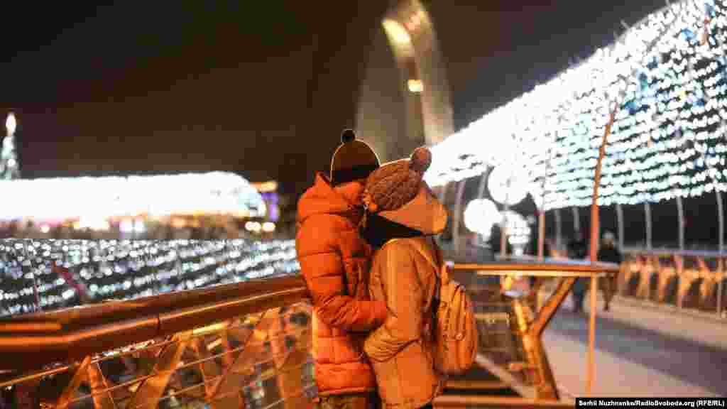 Пішохідно-велосипедний міст. За допомогою ілюмінації міст перетворили на світловий тунель із декоративними та живими ялинками​