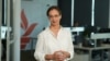 Regizoarea Leontina Vatamanu în redacția Europei Libere de la Chișinău.