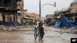 Një burrë palestinez duke ecur në Qytetin e Gazës, më 27 nëntor 2023.