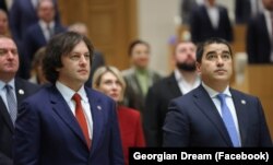 Спикер парламента Шалва Папуашвили и премьер-министр Ираклий Кобахидзе (слева) на первом заседании 11-го созыва парламента, легитимность которого не признает оппозиция. Тбилиси, 25.11.2024