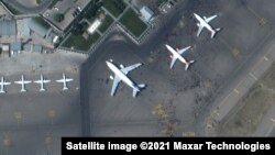 Ezen az auguzstus 16-ai légifelvételen létszik, ahogy a civilek elözönlötték a kabuli repülőtér betonját.