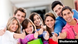 Tineri - imagine generică