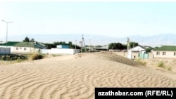 «Населённые пункты засыпает песком из Каракумов», рассказывают местные жители.