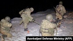 Сапьори от азербайджанската армия обезвреждат мини по пътя към областта Карвачар в Нагорни Карабах