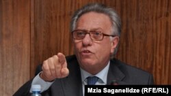 Во время своего последнего визита в Грузию глава Венецианской комиссии Джанни Букиккио сказал, что действующую конституцию можно усовершенствовать