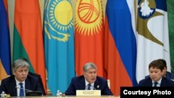 Тышкы иштер министри Эрлан Абдылдаев, президент Алмазбек Атамбаев жана президенттик аппараттын тышкы саясат бөлүмүнүн башчысы Сапар Исаков. Астана, 31-май, 2016