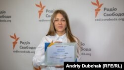 Журналістка української служби Радіо Свобода Євгенія Тюхтенко з нагородою конкурсу «Лови фейк» 