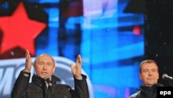 پوتین و مدودیف در کنسرت میدان سرخ، پس از اعلام نتایج اولیه انتخابات (عکس: EPA)