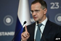 Очільник російської переговорної делегації Володимир Мединський під час пресконференції після третього раунду переговорів між Росією та Україною у Стамбулі 23 липня 2025 року