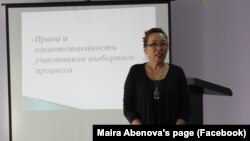 "ДОМ" қоғамдық ұйымының басшысы Майра Әбенова сайлау кезіндегі құқықтар мен міндеттер жайлы баяндап тұр, 2016 жыл.