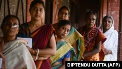 Шайлоодо добуш берип жаткан аялдар. 