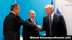 Президент США Дональд Трамп (п) вітається з міністром закордонних справ Росії Сергієм Лавровим (л), саміт «Групи двадцяти», Гамбург, липень 2017 року